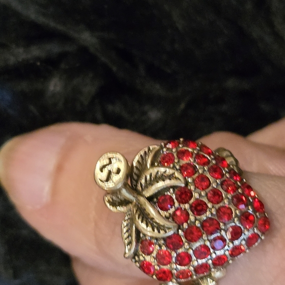Gucci 18kgo Elegant Red Strawberry Ring - Picture 10 of 10